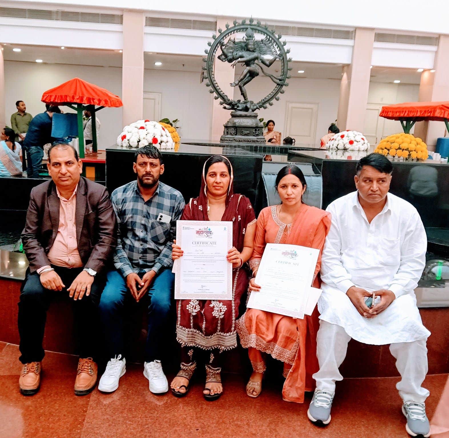 21जेएनडी23: दिल्ली में सम्मानित होने के बाद निशा व आरती सम्मान पत्र दिखाते हुए। स्रोत : स्वयं