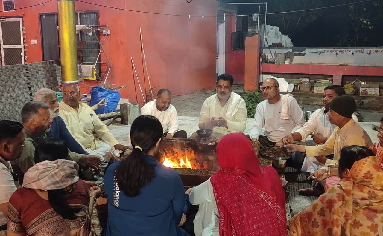 21जेएनडी25: मां चंद्रघंटा की पूजा करते श्रद्धालु। स्रोत पूजारी