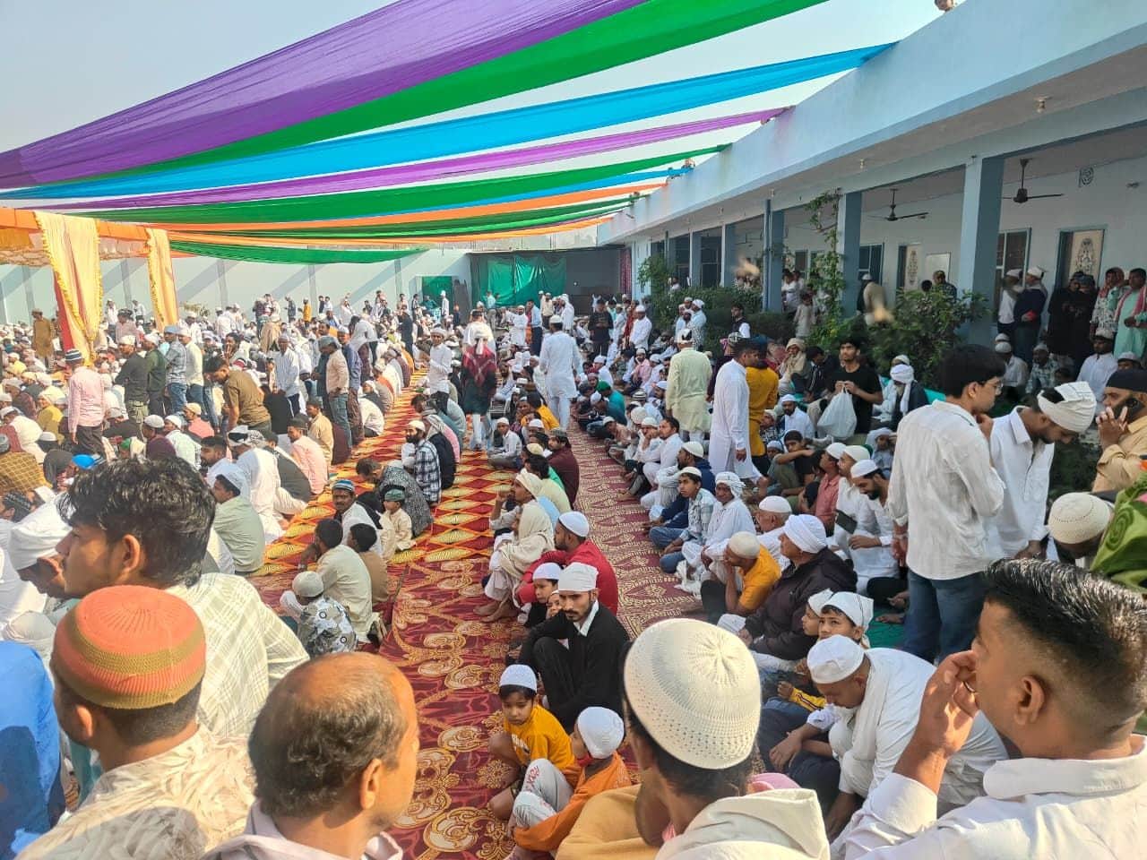 21जेएनडी30: ईदगाह में नमाज अदा करने के लिए पहुंचे समुदाय के लोग। संवाद