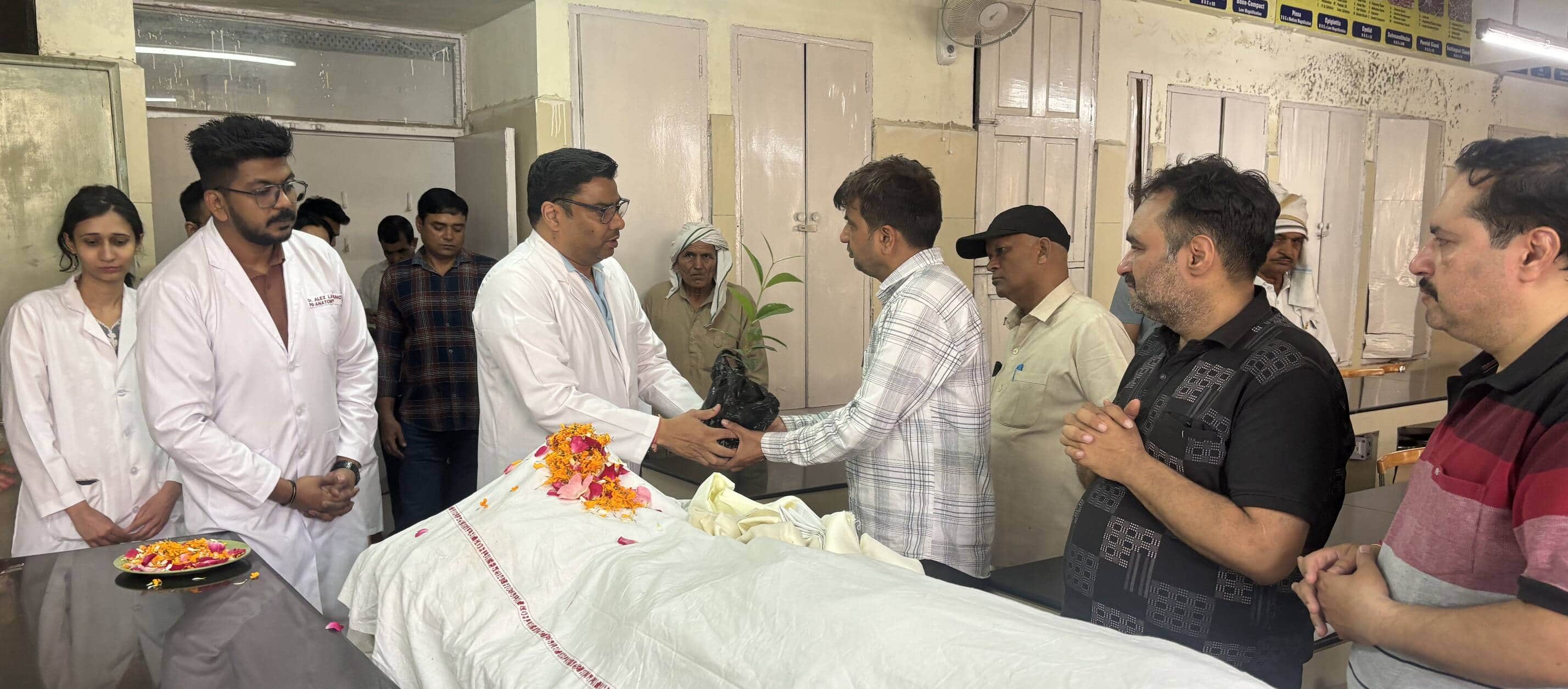 23-पीजीआई में अपने पिता श्याम सुंदर का पार्थिव शरीर दान करते सुभाष नगर निवासी कपिल चुघ। स्रोत: 