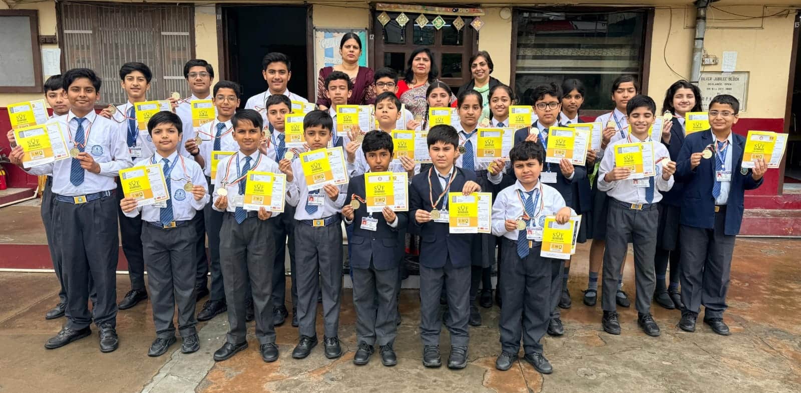 24-गणित ओलंपियाड में शानदार प्रदर्शन करने के बाद आंबेडकर चौक स्थित मॉडल स्कूल के विद्यार्थी। स