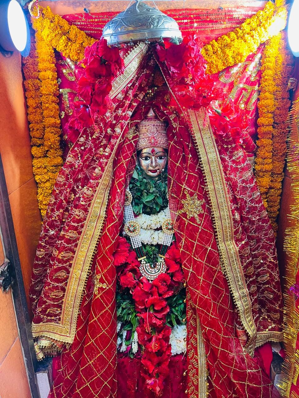 Dakshin Mukhi Devi: Line of devotees from the sanctum sanctorum to the temple premises