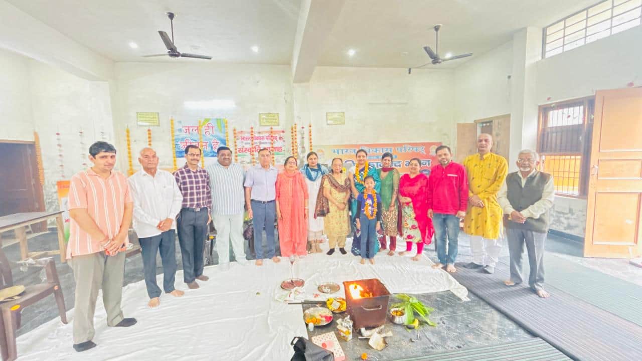 अंबाला छावनी के विवेकानंद भवन में आयोजित हवन के दौरान मौजूद नवनियुक्त अध्यक्ष व पदाधिकारी। प्र