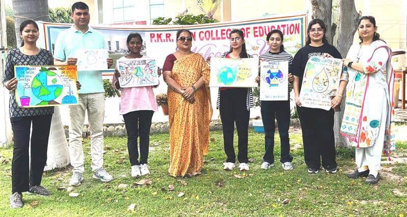 अंबाला सिटी के पीकेआर जैन कॉलेज में प्रतियोगिता के दौरान मौजूद प्रतिभागी व प्राचार्य। प्रवक्ता