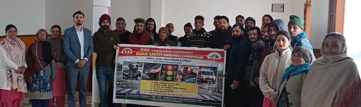 अकी के  बथलांग में सड़क सुरक्षा परआयोजित जागरूकता अभियान में मौजूद ढाबा संचालक और कर्मी। स्रोत