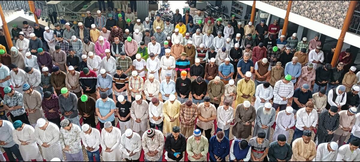 अलविदा जुमा की नमाज अदा करते लोग फोटो संवाद