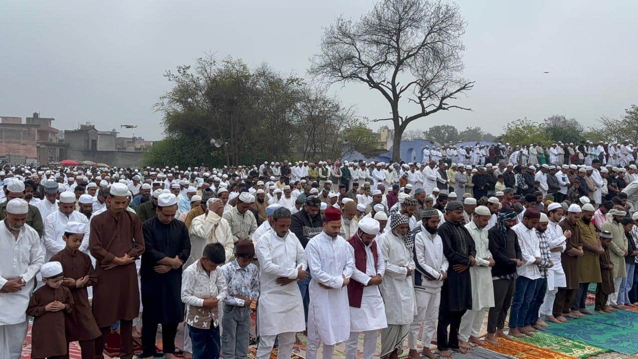 अनूपशहर में ईद की नमाज अदा करते रोजेदार।