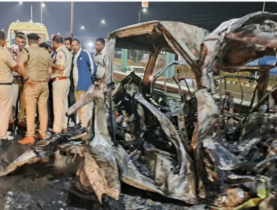 अस्पताल में ताहिर अंसारी जली हुई इको वैन