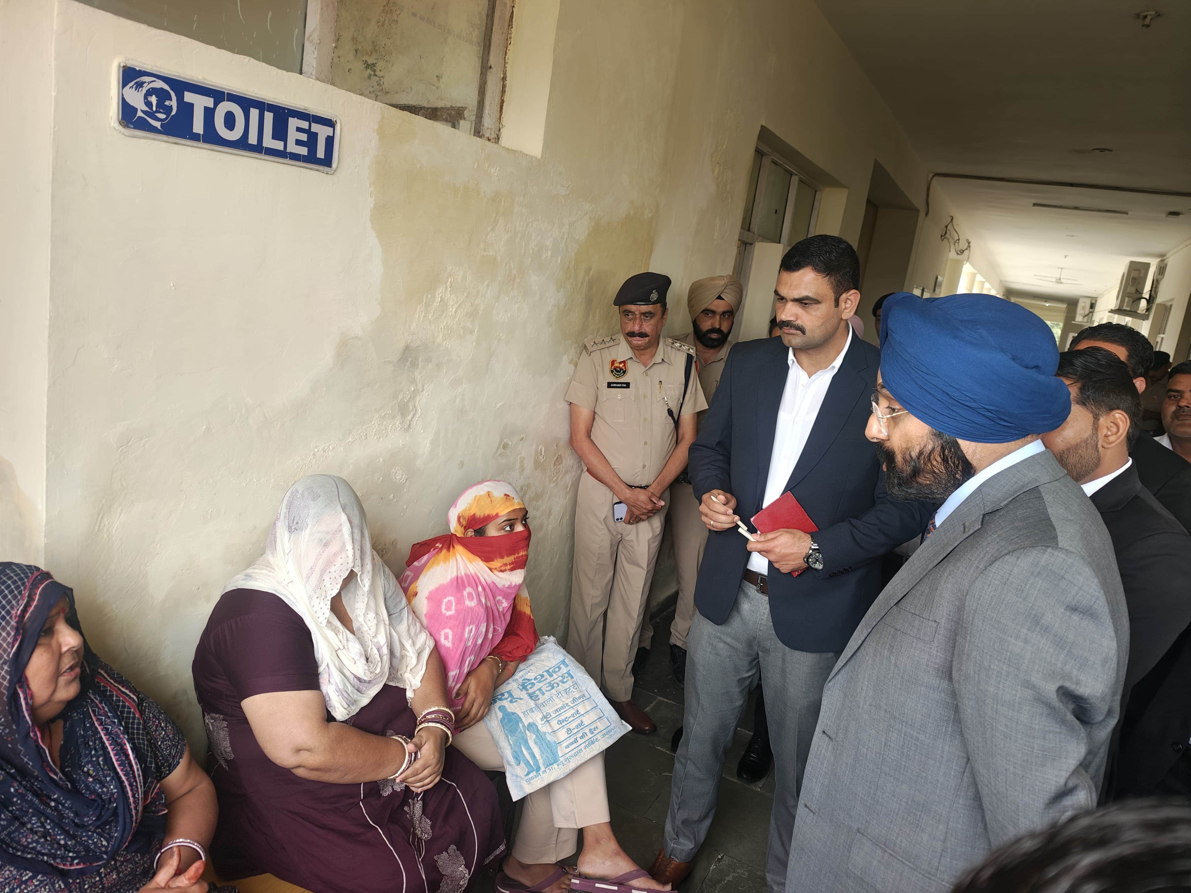 असंध कोर्ट परिसर का  निरीक्षण करते जस्टिस हरसिमरत सिंह सेठी। संवाद