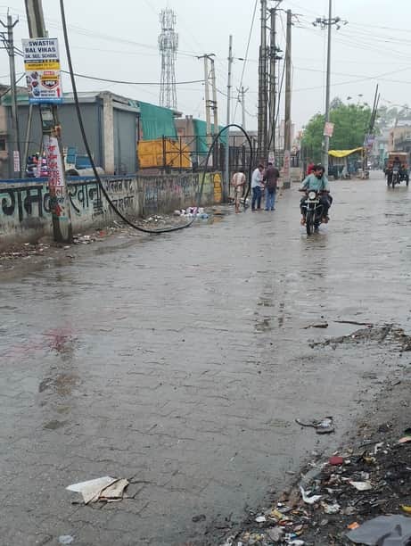 बबैल रोड पर ड्रेन किनारे गिरी एचटी लाइन। संवाद