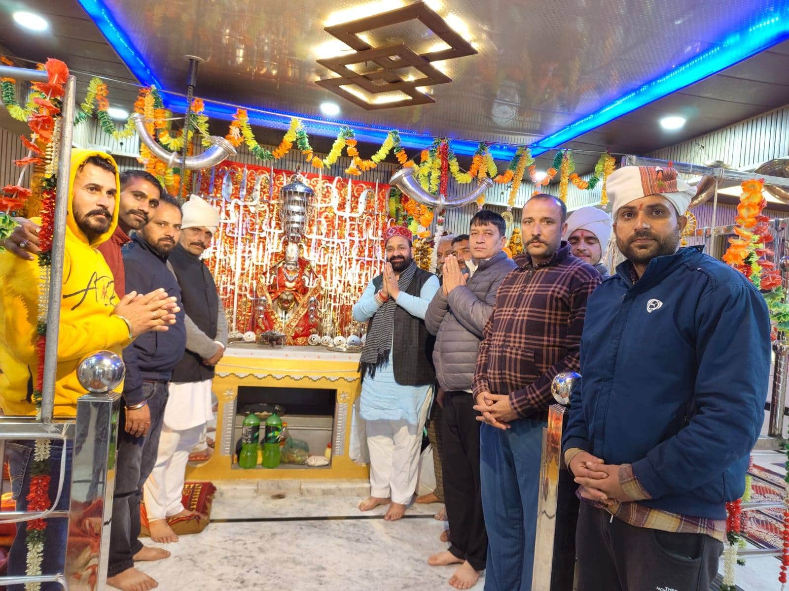 भुलड़ी के चंड़ी माता मंदिर में अपनी हाजिरी लगाते विधायक बसोहली व अन्य। स्रोत जागरूक पाठक