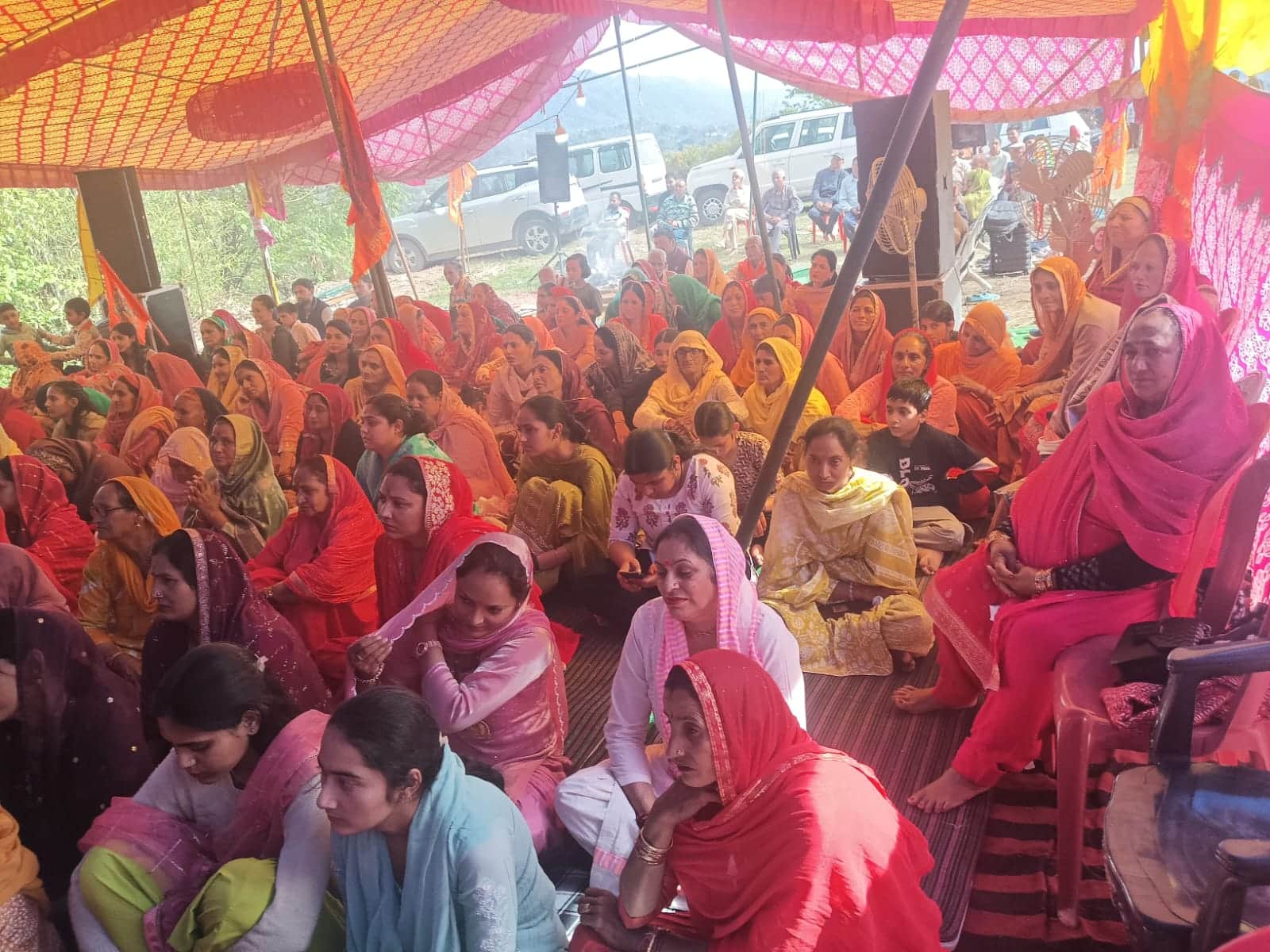 भपराल तलवाड़ मेला ग्राउंड में आयोजित श्रीमद् भागवत कथा का श्रवण करते हुए श्रद्धालु । स्रोत: जाग