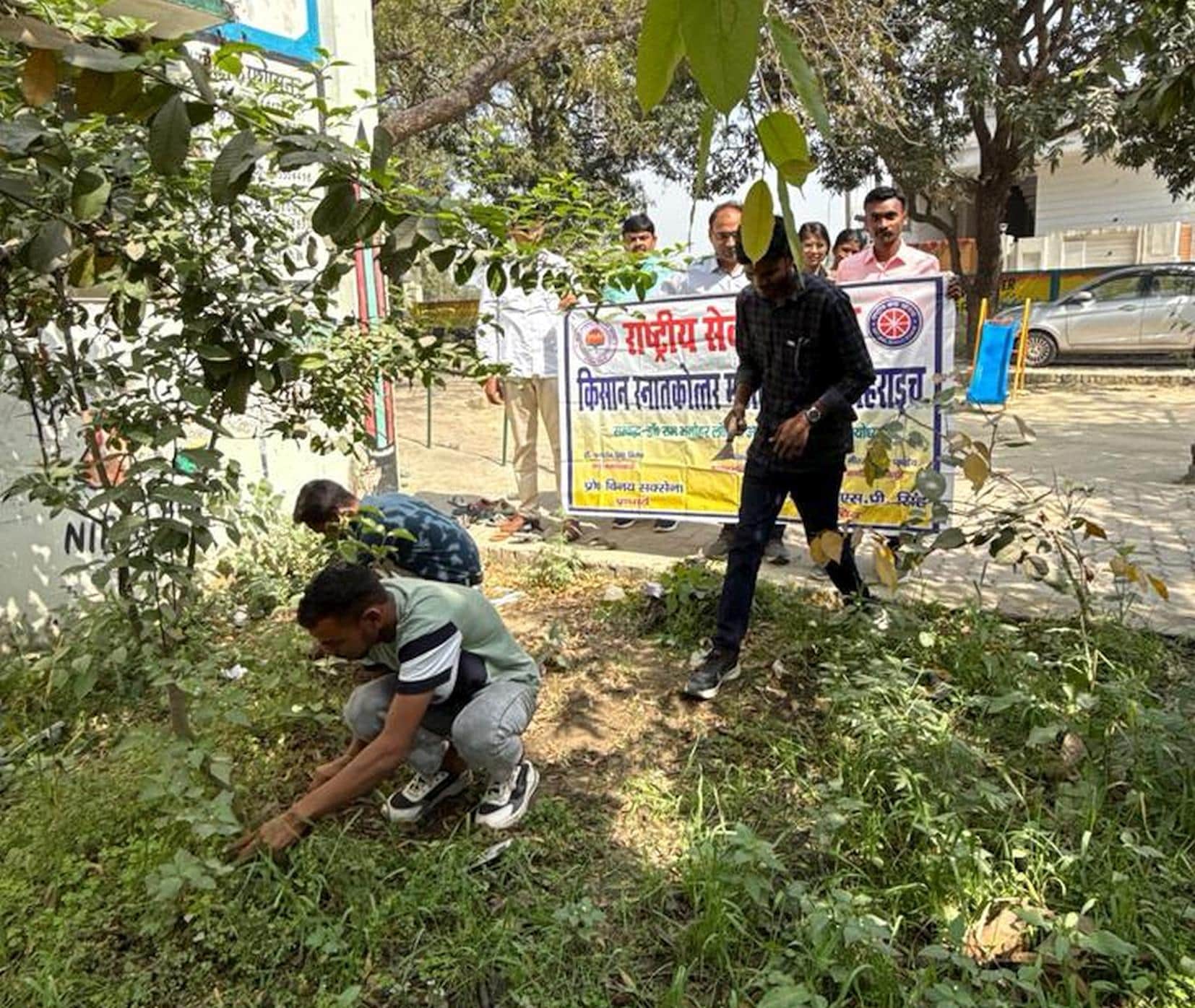 बहराइच के सिसई हैदर में एनएसएस के विशेष शिविर में श्रमदान करते स्वयंसेवी। -संवाद