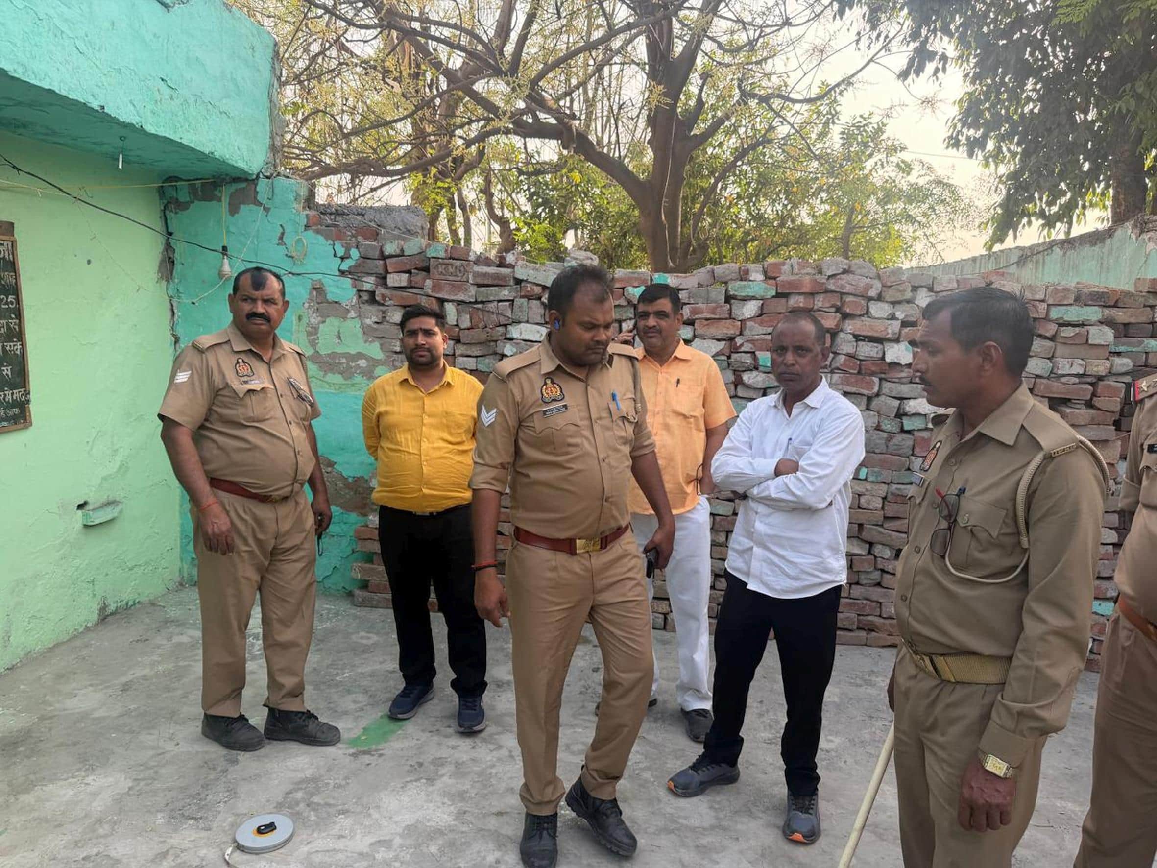 बहराइच में मेडिकल कॉलेज के पास चारदीवारी के लिए पैमाइश के दौरान मौजूद पुलिस। -संवाद