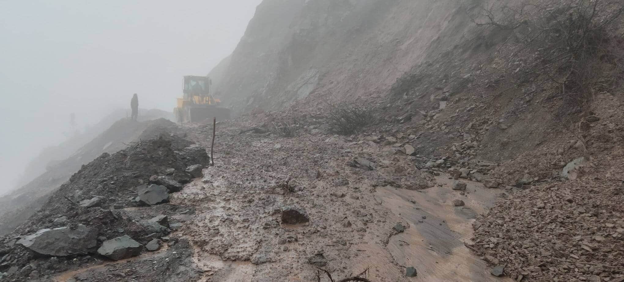 भूस्खलन के बंद हुआ बनी बसोहली मार्ग। संवाद