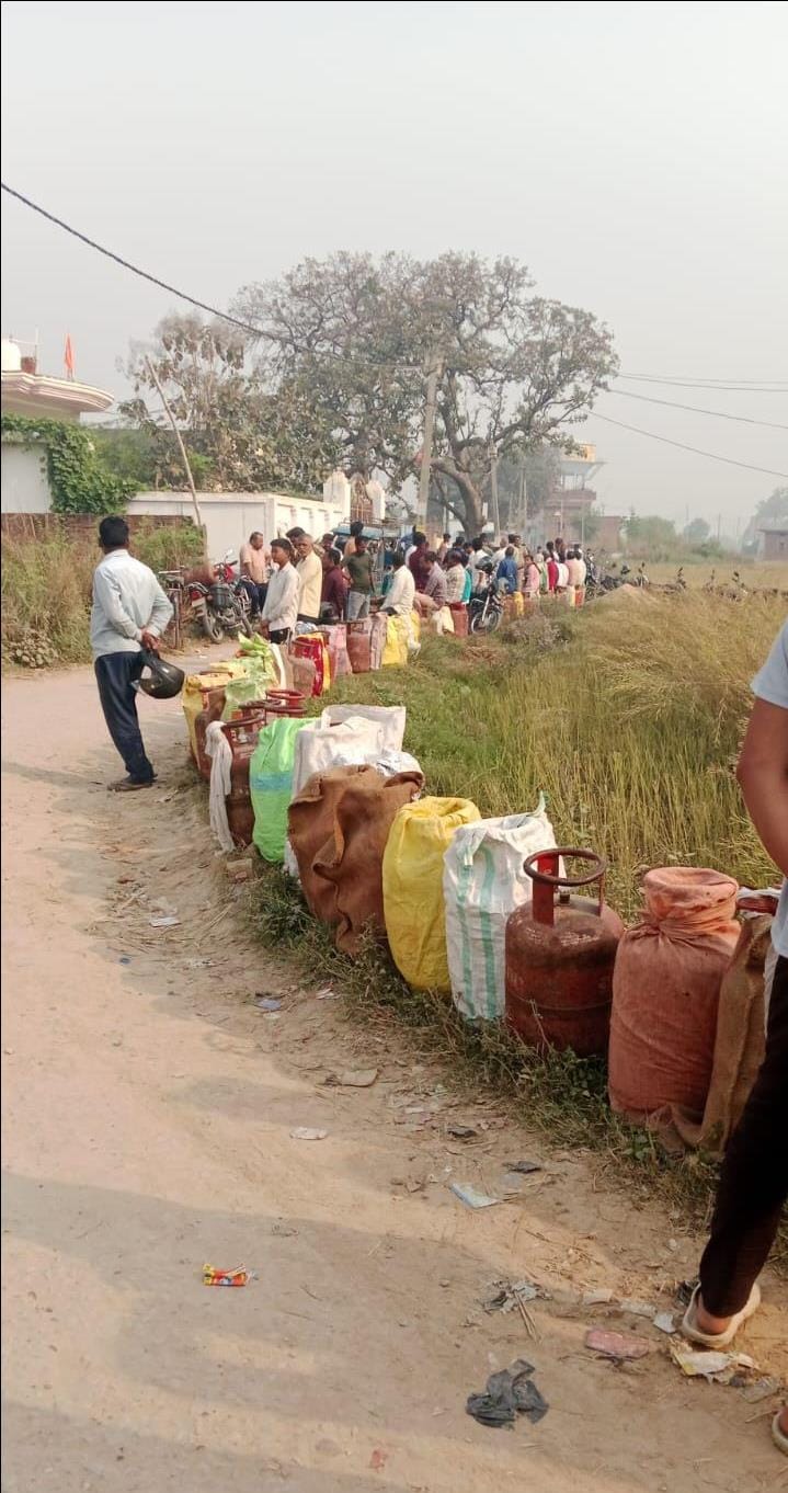 Cylinders are not available even after four to five days of booking, long queues are forming.