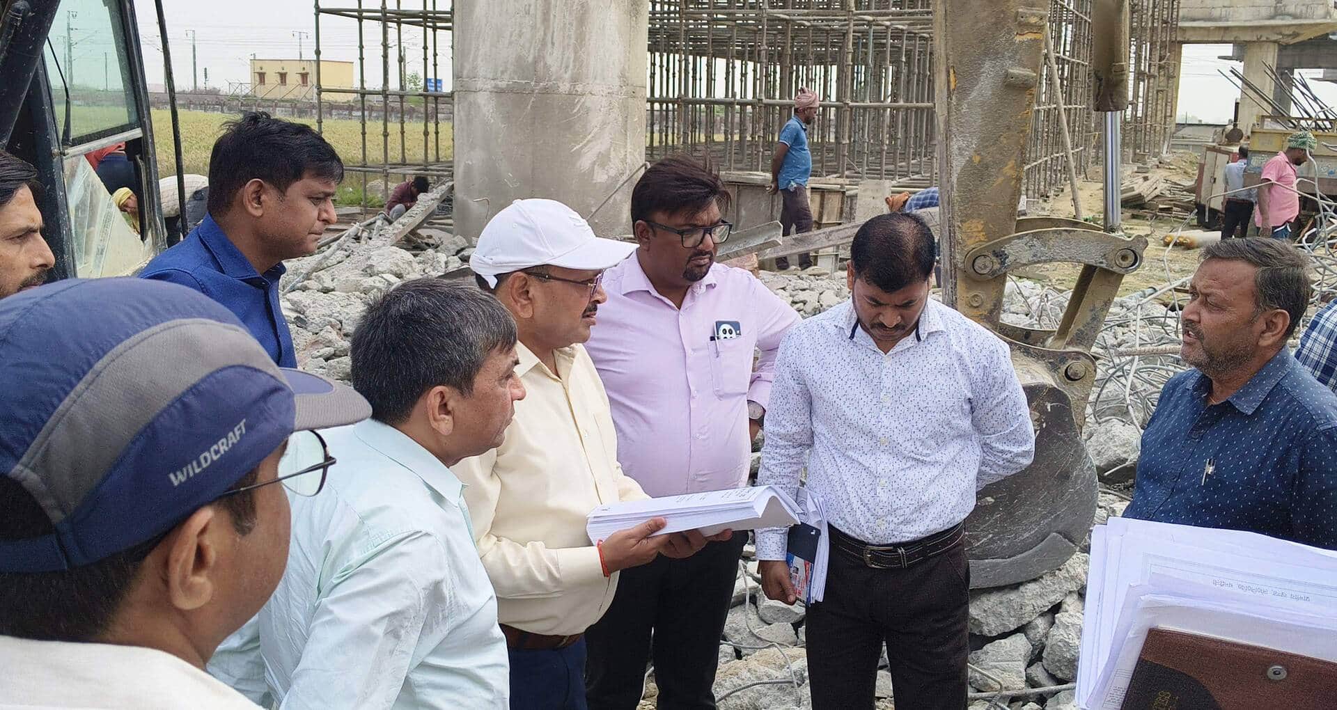 बनौली खुर्द में आरओबी के धराशायी होने के बाद जांच करते अधिकारी। संवाद