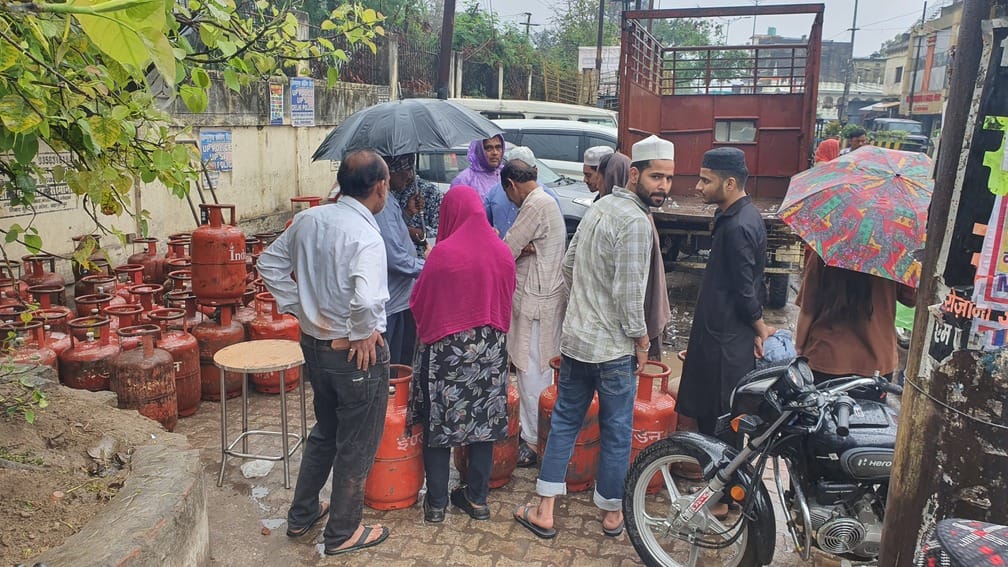 Queues Form at Agencies Even Amidst Rain; Supply Department Seizes Eight Cylinders