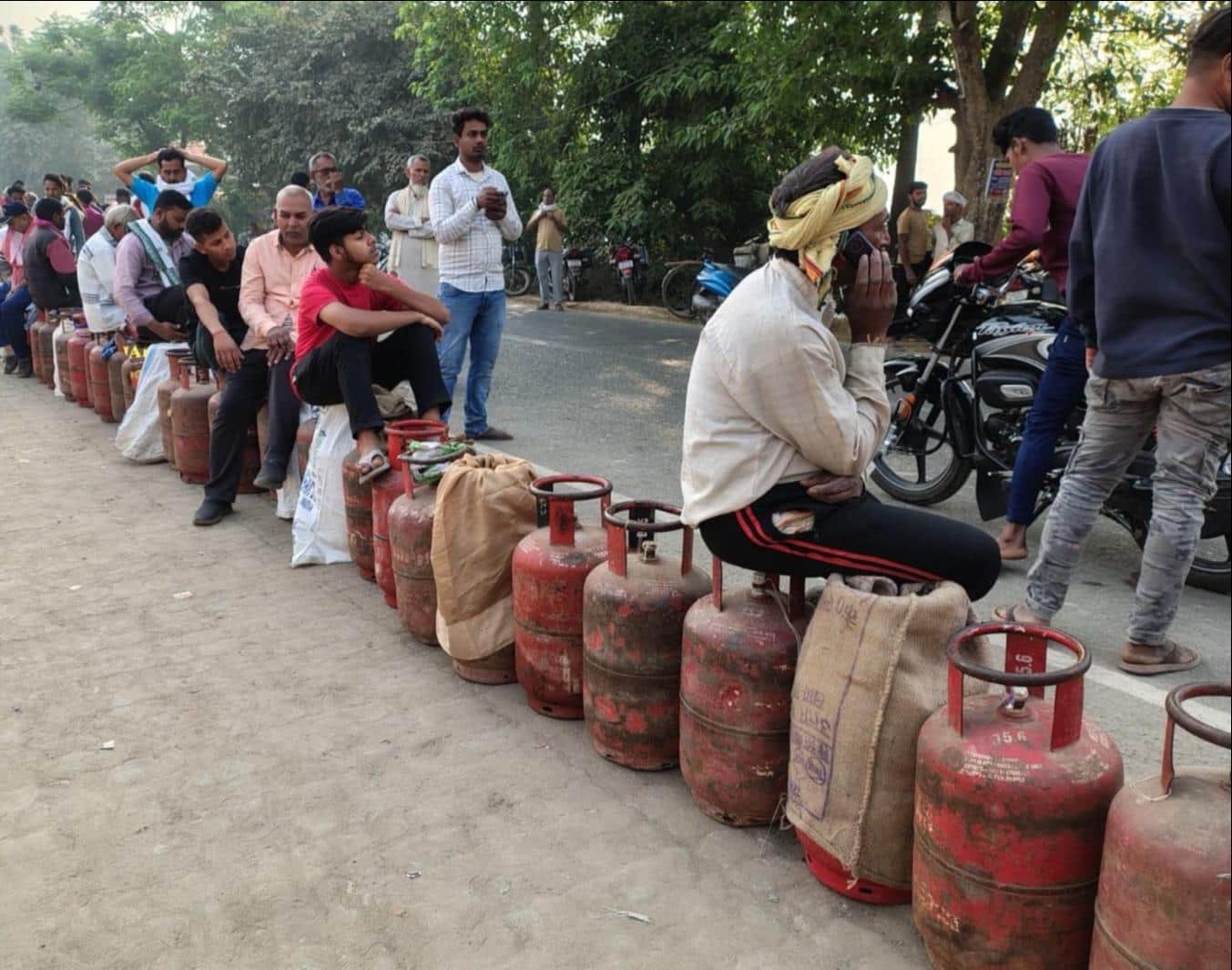 बांसडीहरोड क्षेत्र के एक गैस एजेंसी पर सिलिंडर के लिए लगी उपभोक्ताओं की लंबी कतार।संवाद