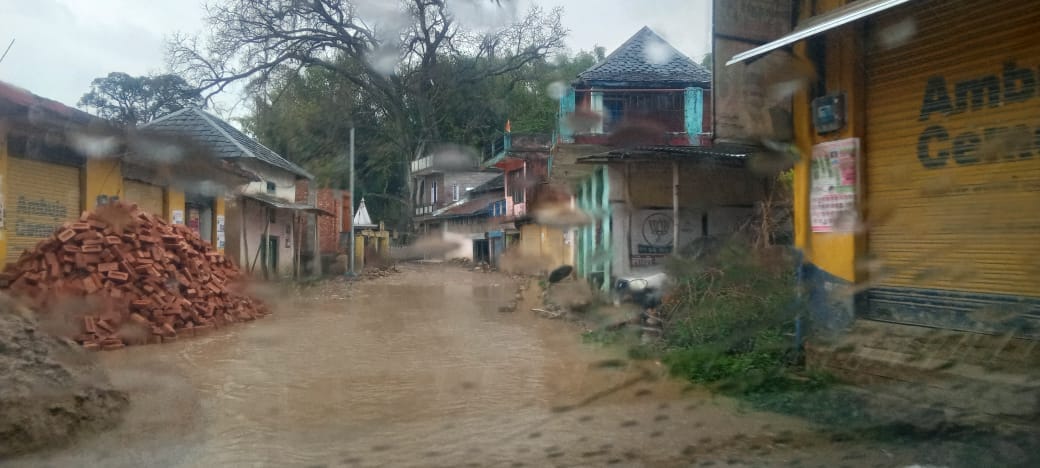 Waterlogging on the Bassi-Tatahar road increased the problem.