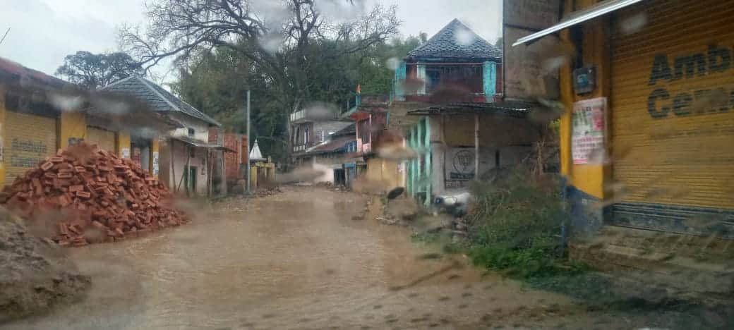 बस्सी से तताहर सड़क पर चंदरूही बाजार में जलभराव। स्रोत : जागरूक पाठक