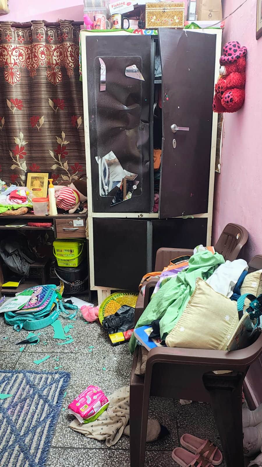 बद्दी के हाऊसिंग बोर्ड कालोनी में चोरों ने ताला तोड़ कर बिखेरा सामान- स्रोत- पीड़ित परिवार।