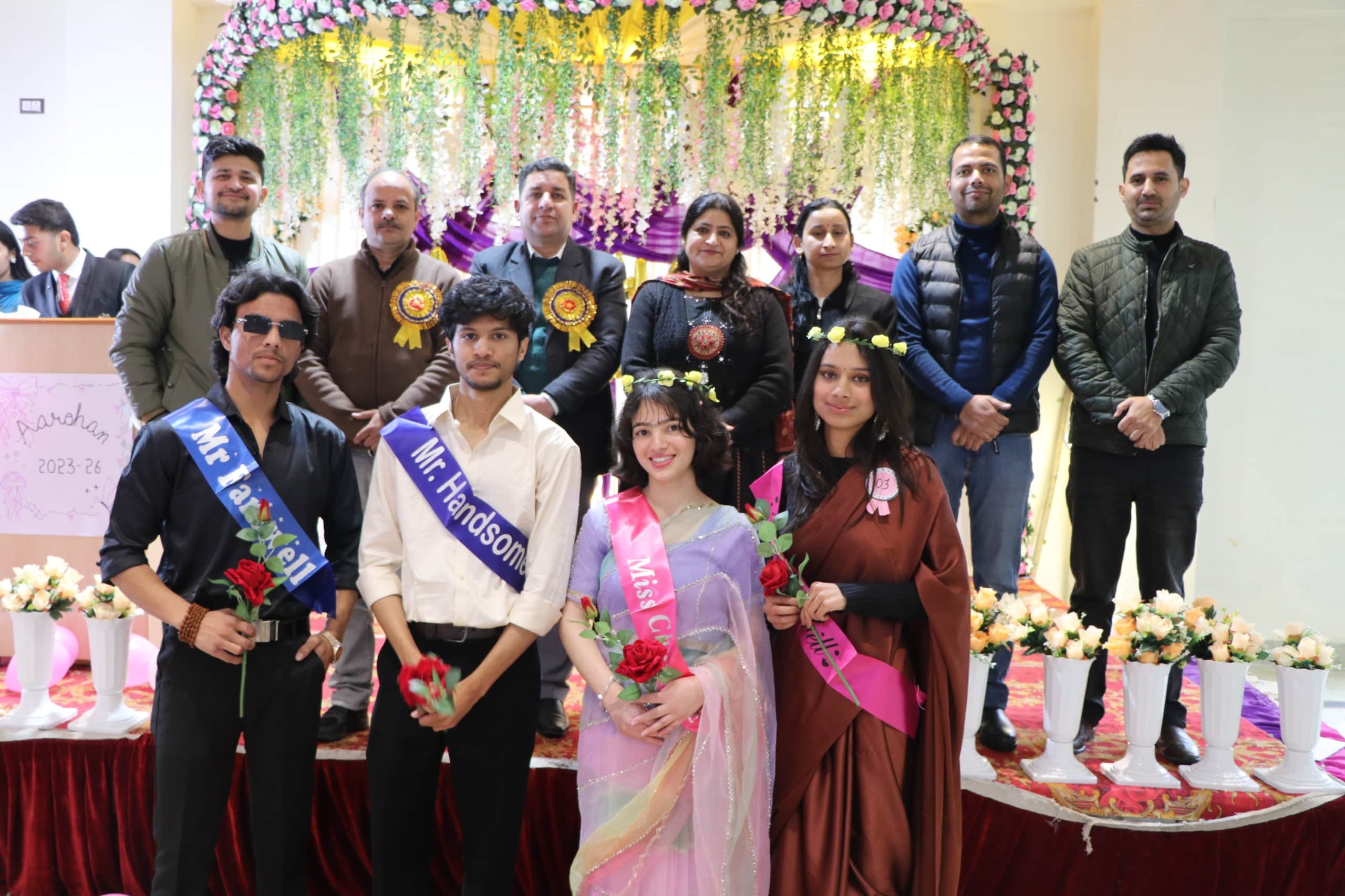 चंबा कॉलेज में विदाई समारोह के दौरान मौजूद विद्यार्थी अपने पुरस्कारों सहित: जागरूक पाठक।