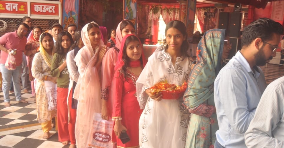 On the third day, the worship of Maa Chandraghanta took place in temples, crowds gathered.