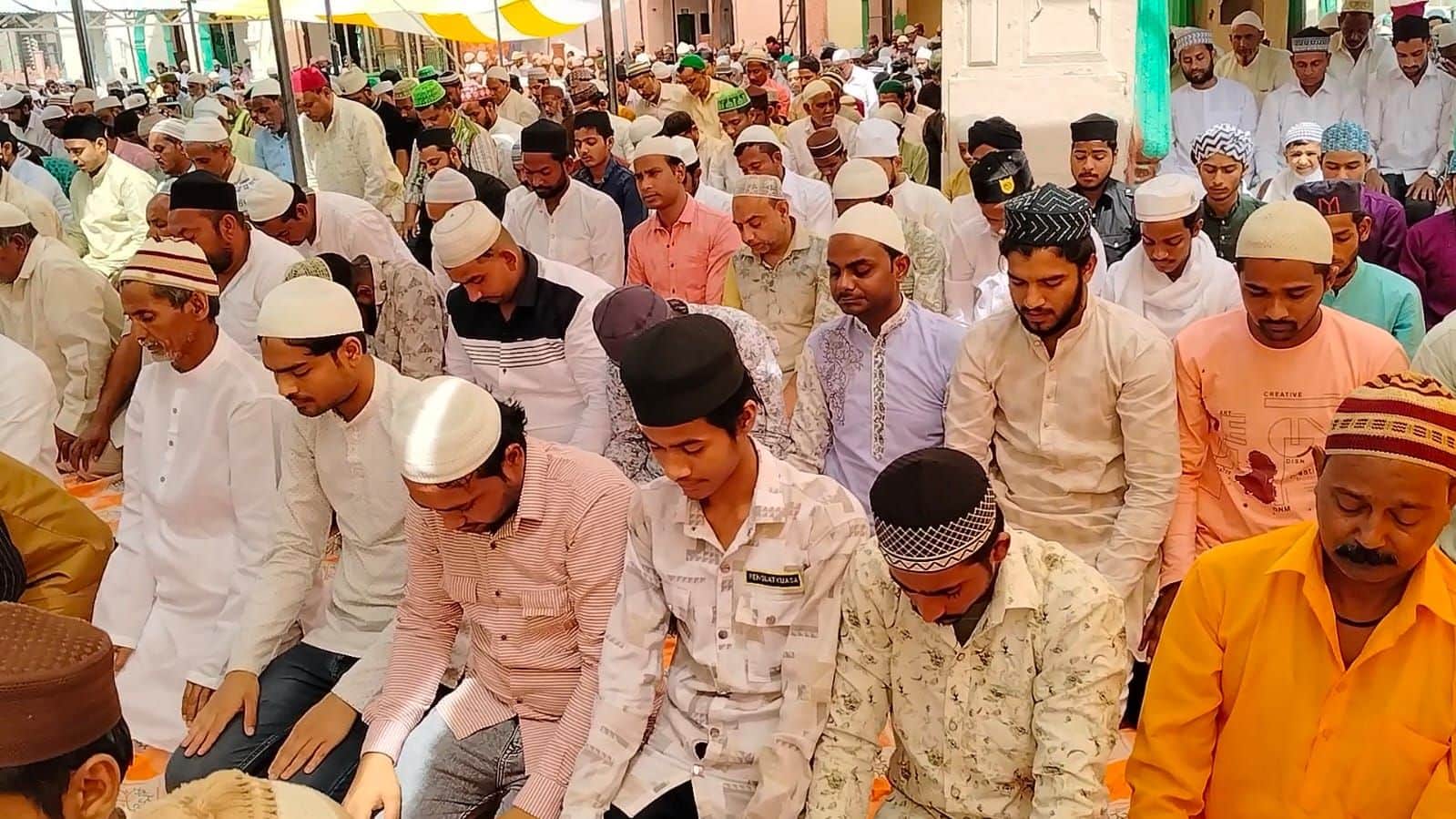 चौक बाजार स्थित शाही जामा म_स्जिद में जुमा अलविदा की नमाज अदा करते लोग। स्वयं