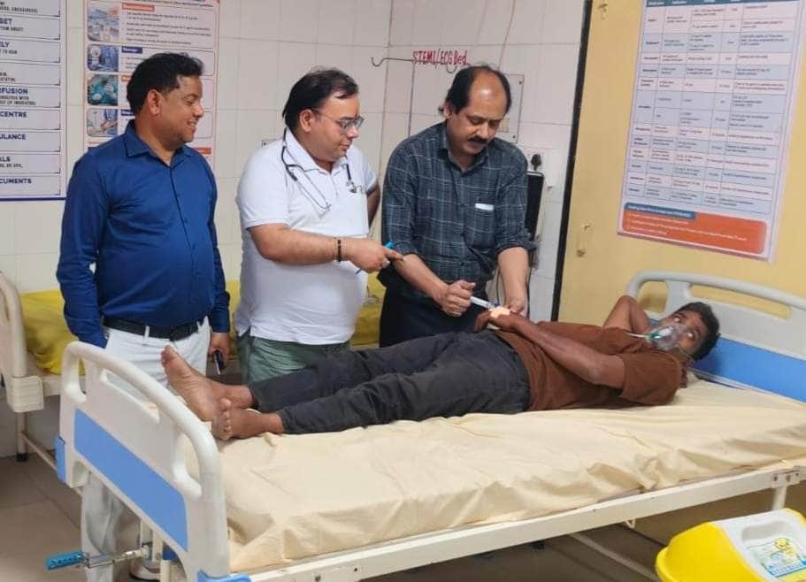 चकिया के जिला संयुक्त चिकित्सालय के इमरजेंसी में हार्टअटैक के मरीज को इंजेक्शन लगाते चिकित्सक। 