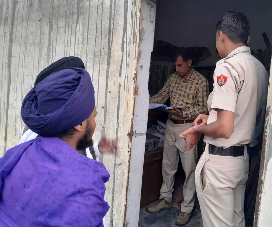 चोरी होने के बाद मौके पर साक्ष्य जुटाती फॉरंसिक टीम। संवाद