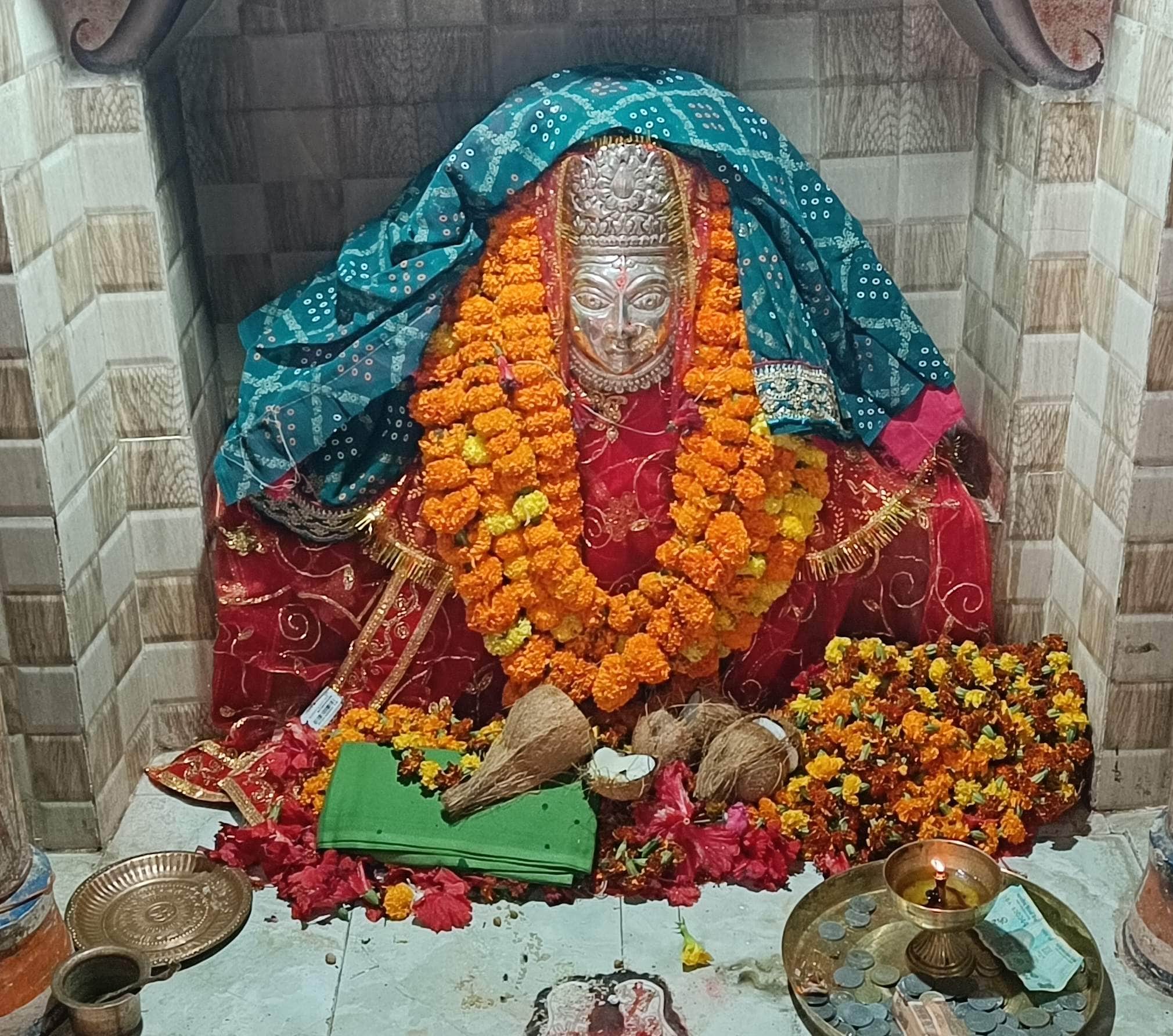 चिरईगांव स्थित मां रेहड़ा भगवतीकी सजी झांकी। संवाद