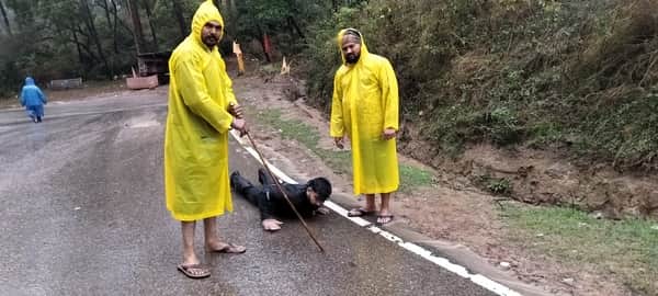 चैत्र मास मेलों के दौरान दंडवत प्रणाम करते हुए बाबा बालक नाथ मंदिर दियोटसिद्ध पहुंचते हुए श्रद्