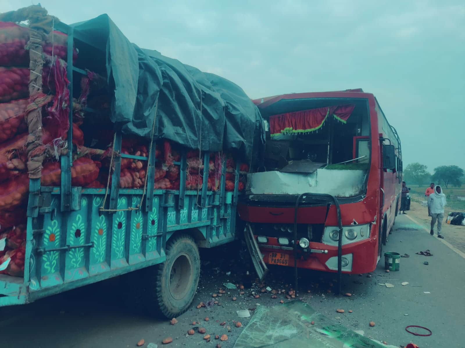 डबल डेकर बस में ट्रैक्टर ने मारी टक्कर, डेढ़ दर्जन से अधिक घायल भमोरा