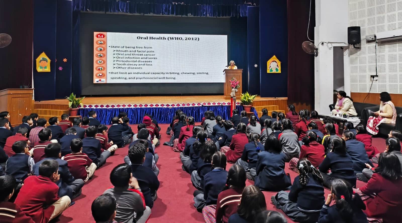 एमआरए डीएवी स्कूल सोलन में विश्व मौखिक दिवस पर विद्यार्थियों को जागरूक करते हुए। स्रोत: आईपीआ