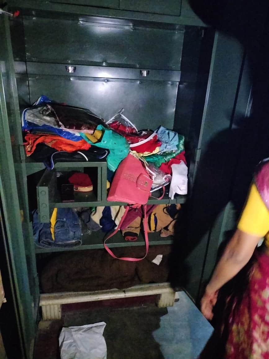 फोटो - 03 घर में बिखरा पड़ा सामान। संवाद