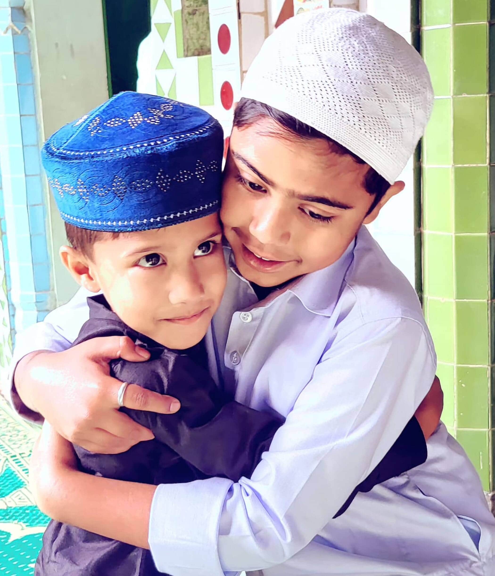 फोटो-10-बहुआ स्थित ईद गाह में गले मिलकर मो जियान हादी को बधाई देता मो़ समद। संवाद