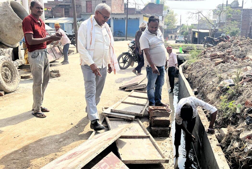 फोटो-13-नाली निर्माण का निरीक्षण करते सभासद। संवाद