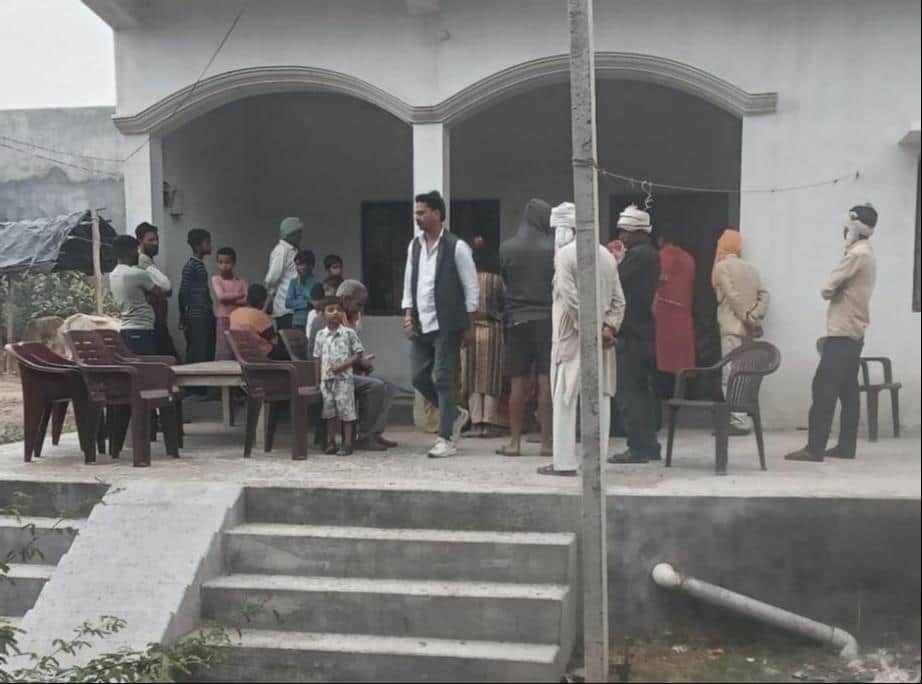 फोटो-15- गढ़ेवा गांव में किसान की मौत की घटना में घर के बाहर लगी ग्रामीणों की भीड़। संवाद