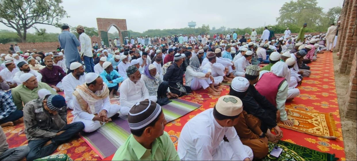 Greetings were given by hugging on Eid, prayers were sought for peace and tranquilityGreetings were given by hugging on Eid, prayers were sought for peace and tranquility