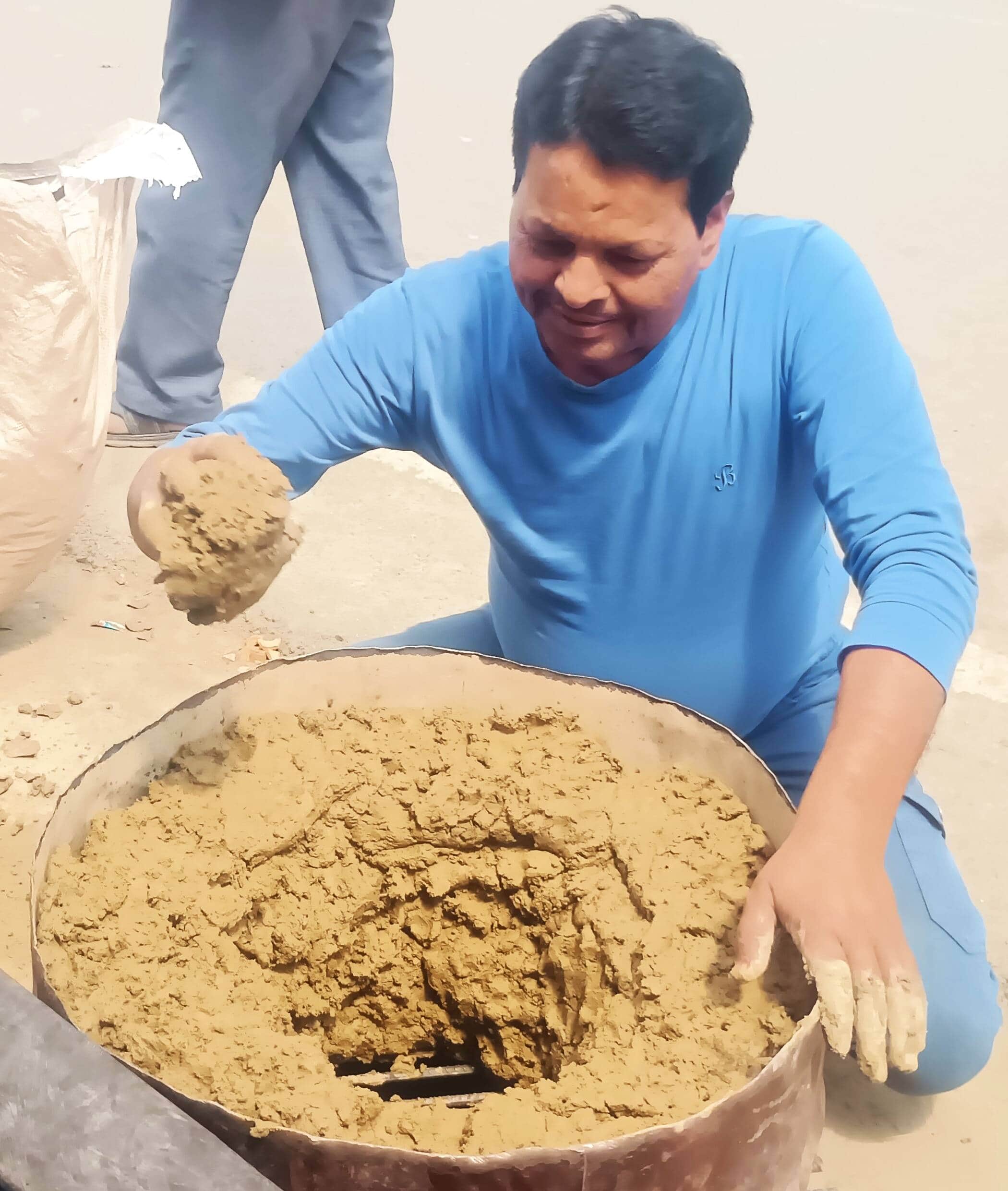 फोटो-19-भट्ठी बनाते शिव नारायण गुप्ता। संवाद