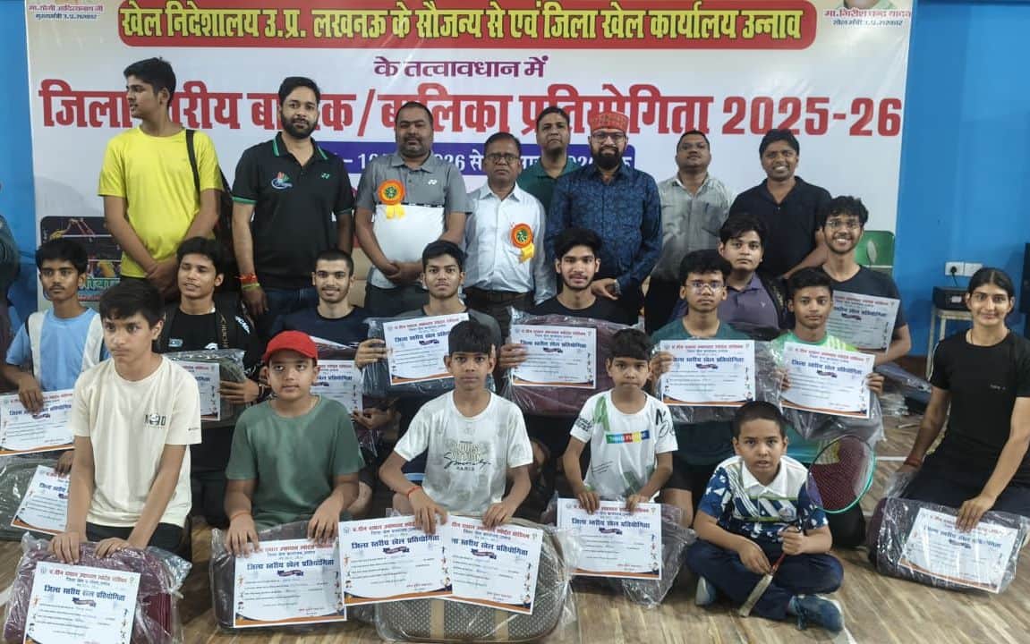 फोटो-20-खेल सचिव माध्यमिक के साथ बैडमिंटन प्रतियोगिता के विजेता खिलाड़ी। स्त्रोत: खेल कर्मी