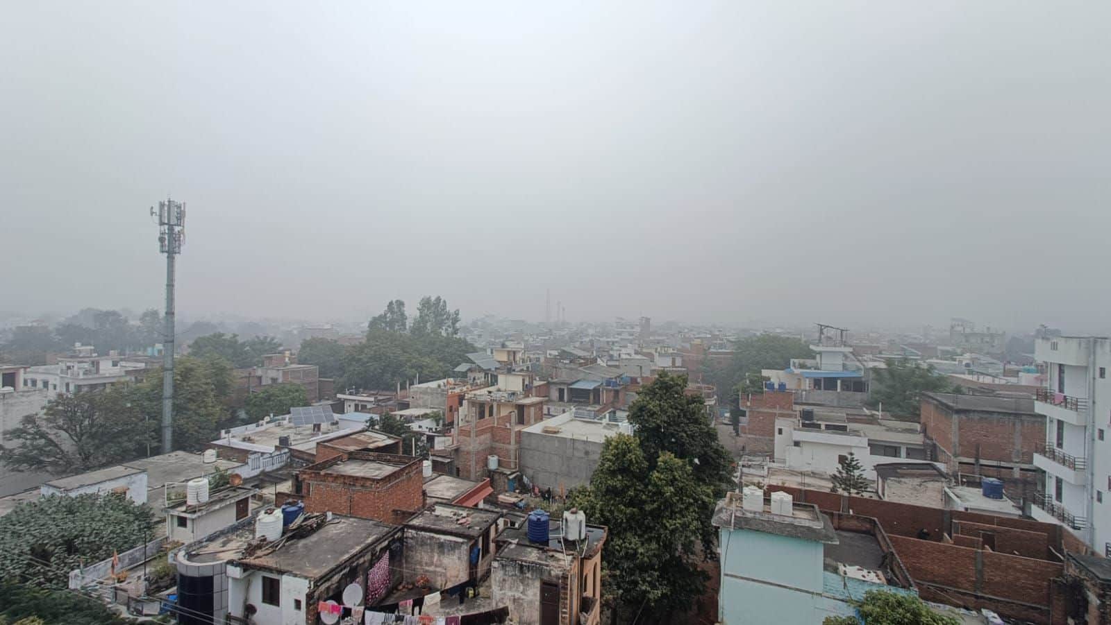 फोटो-22-दिन भर बादल छाए रहने और कई बार हल्की बारिश होने से कुछ ऐसा रहा शहर का हाल। संवाद