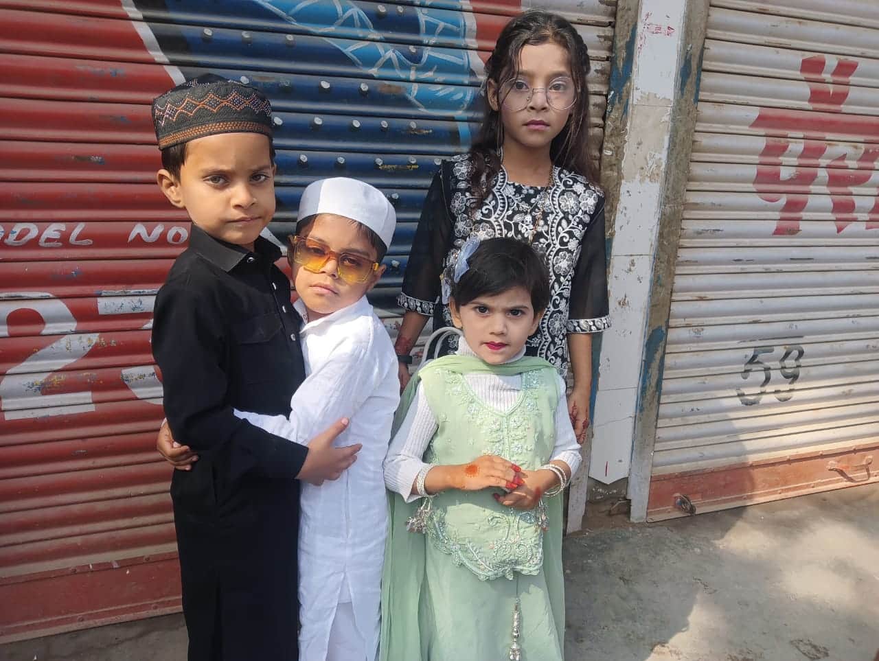 फोटो - 24 पैलानी में एक-दूसरे के गले लगकर बधाई देते बच्चे। संवाद