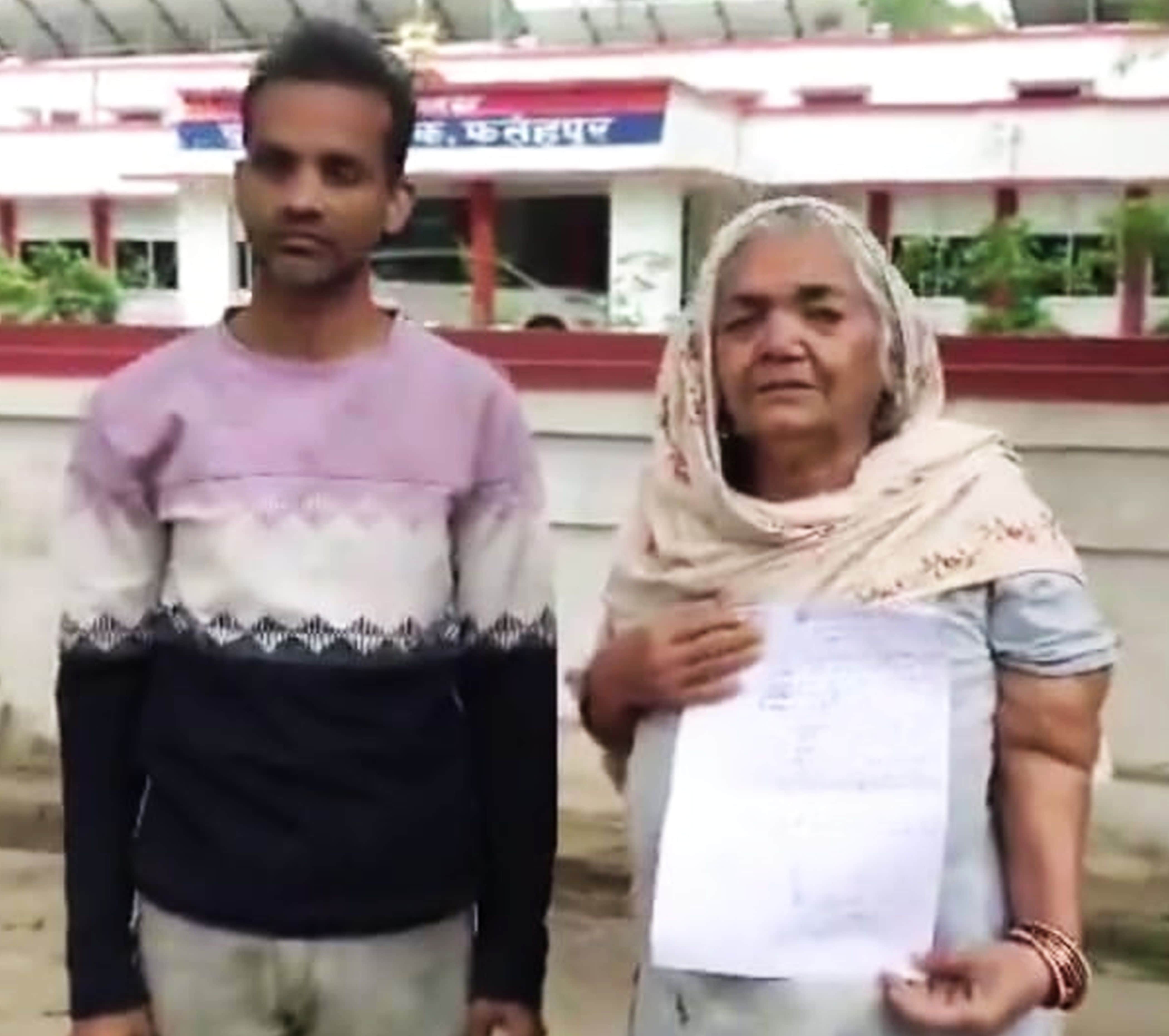 फोटो-25-एसपी कार्यालय शिकायत के लिए मौजूद पीड़ित । स्रोत स्वयं