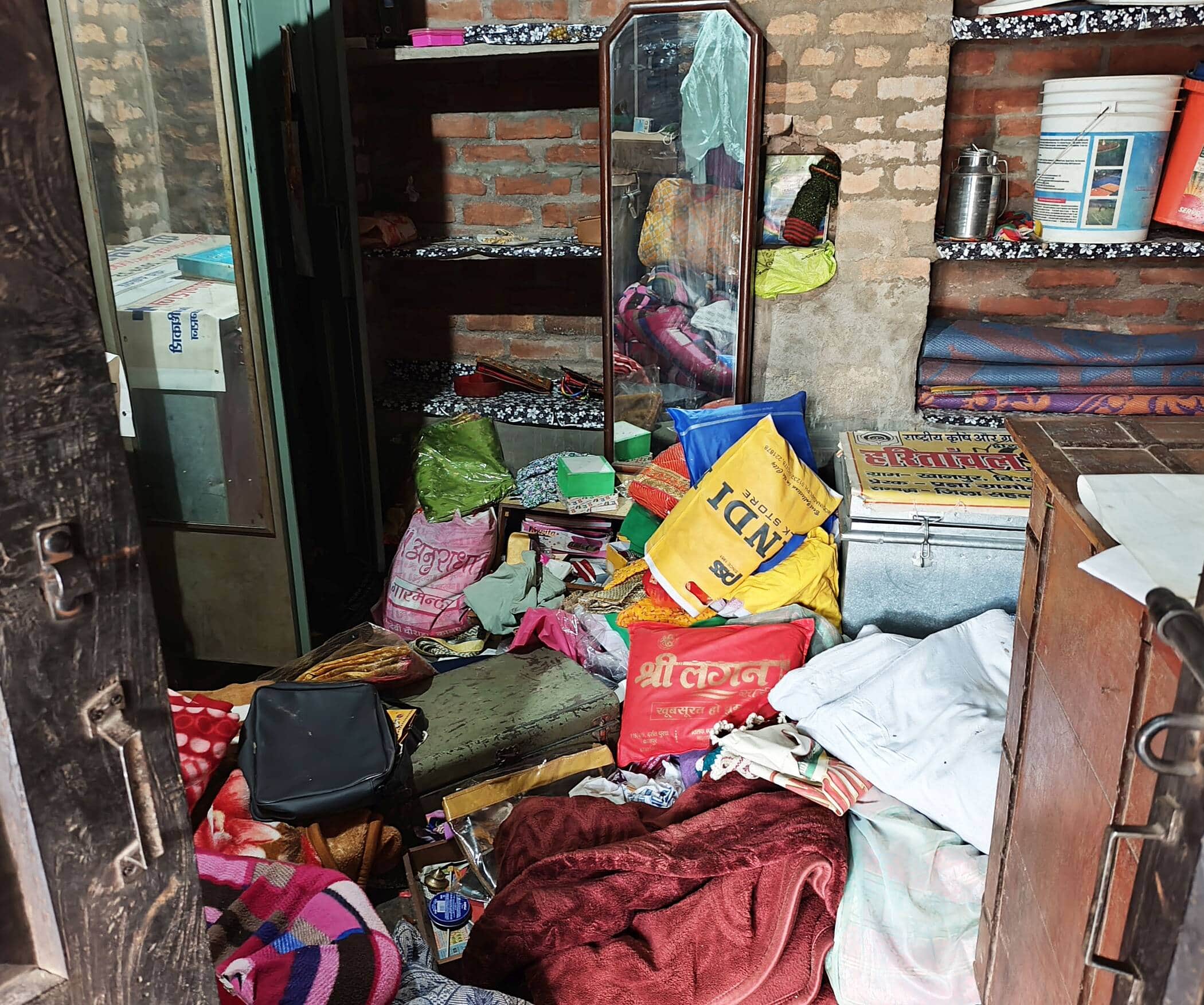 फोटो-27-घटना स्थल पर बिखरा पड़ा सामान। संवाद