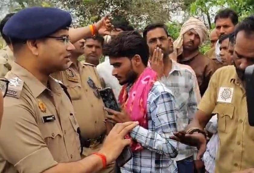 फोटो- 28 आक्रोशित लोगों को समझाते सीओ परमेश्वर प्रसाद। (स्रोत: ग्रामीण)