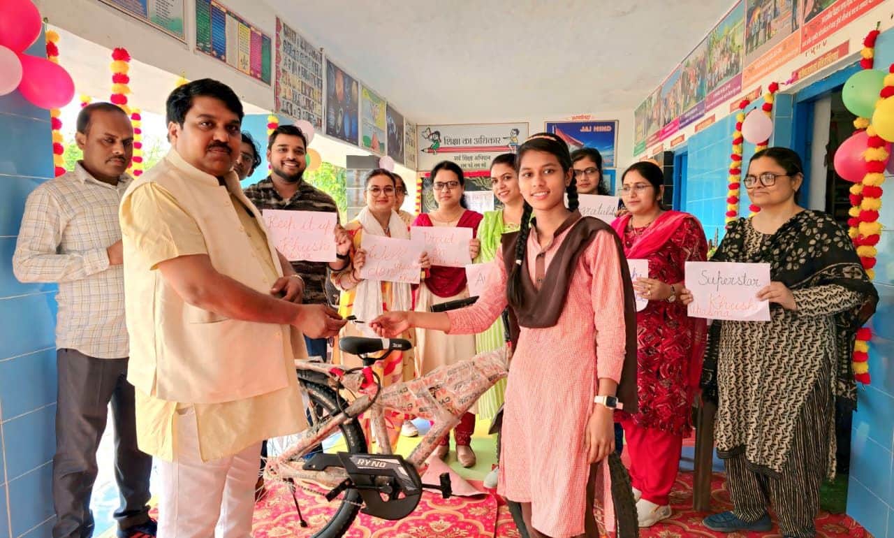 फोटो-28- छात्रा खुशी को साइकिल की चाभी देते पीएसपीएसए जिलाध्यक्ष संजीव संखवार। स्रोत: शिक्षक