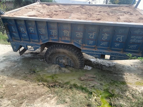 Leakage in the pipeline of Jal Jeevan Mission causes mud in the streets