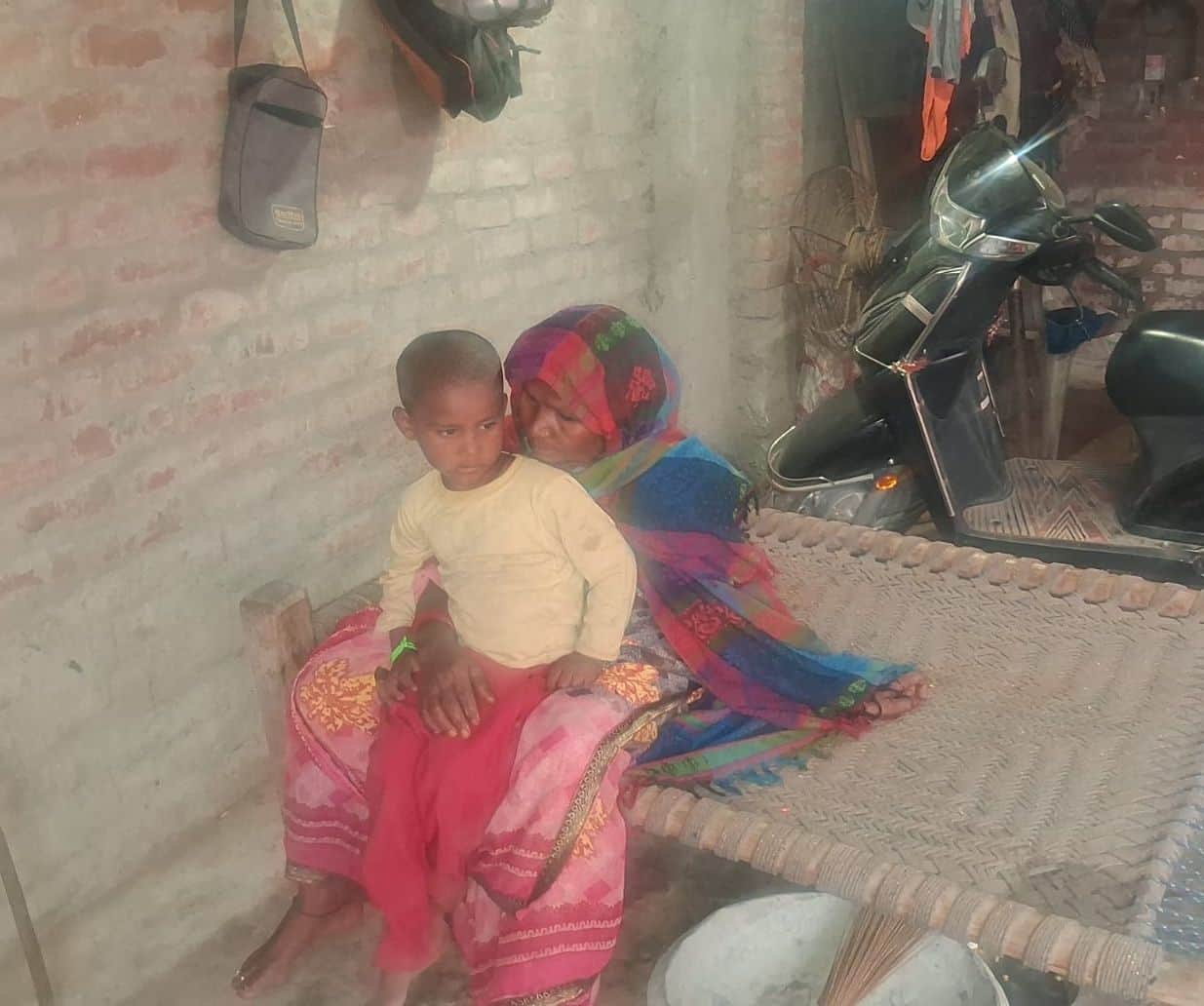 फोटो-31- नानी फुलवासा की गोद में मृतक का बड़ा बेटा यश। संवाद